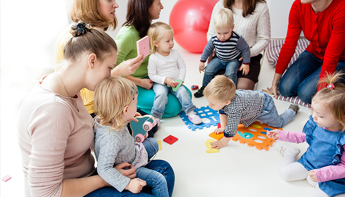 Photo de plusieurs assitantes maternelles avec des enfants