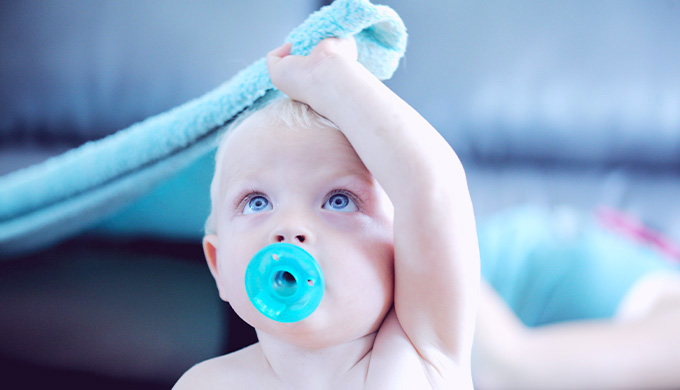 Photo d'un bébé se couvrant la tête