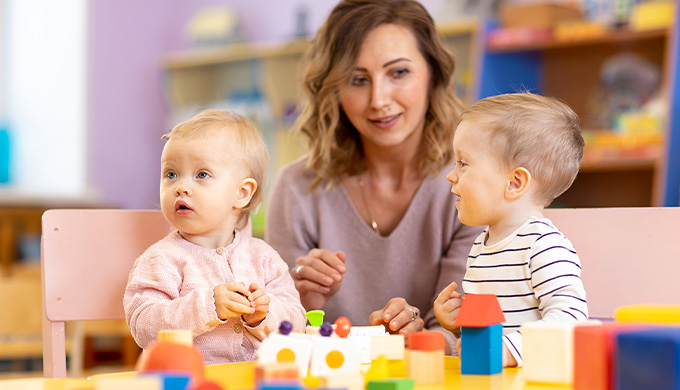 Photo d'une professionnel de la petite enfance avec deux enfants