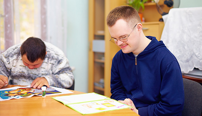 Photo d'un adolescent handicapé en salle de classe