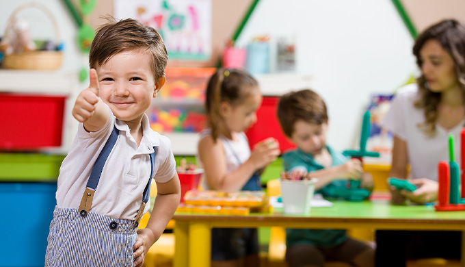 Photo d'enfant qui jouent dans une classe