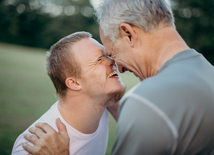 Photo d'une personne handicapée avec un éducateur