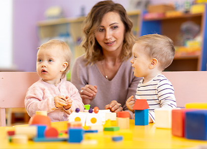 Photo d'une assistante maternelle avec 2 anfants