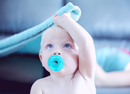 Photo d'un bébé se couvrant la tête