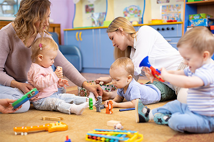 Photo de professionnels de la petite enfance avec des enfants