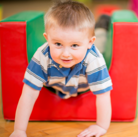 Photo d'un enfant allongé dans un jeu en mousse